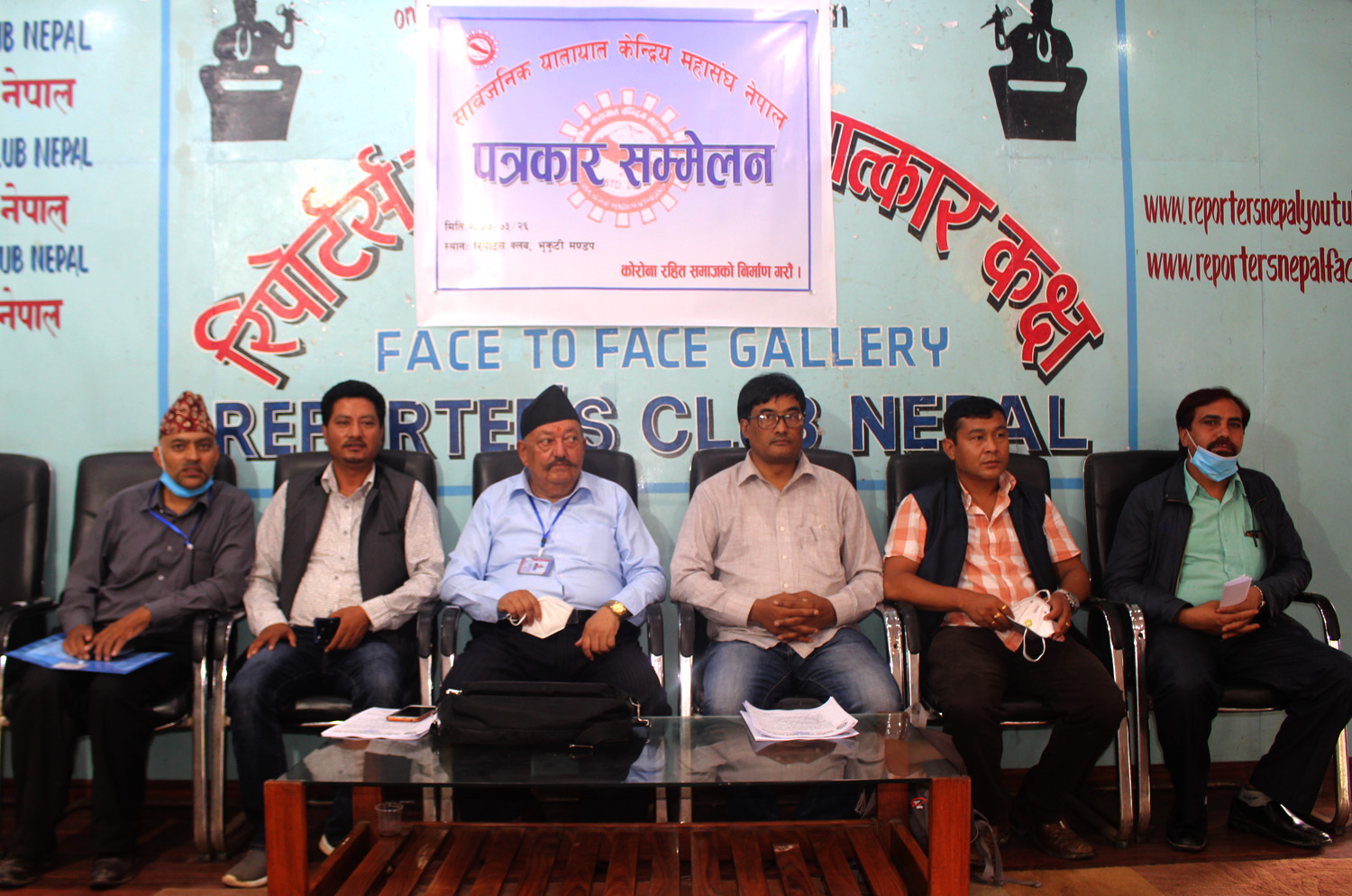 यातायात व्यवसायीले भने : गाडी चलाउन सक्दैनौँ, सरकारलाई चाबी बुझाउँछौँ